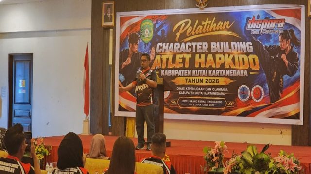 Sambutan Pembukaan Pelatihan oleh Kadispora Kukar, Aji Ali Husni, Hotel Grand Fatma, Tenggarong, Minggu (18/10/26). (Dilla/lingkarkaltim)