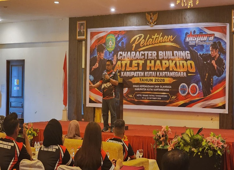 Sambutan Pembukaan Pelatihan oleh Kadispora Kukar, Aji Ali Husni, Hotel Grand Fatma, Tenggarong, Minggu (18/10/26). (Dilla/lingkarkaltim)