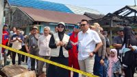 Bupati Kukar, Aulia Rahman Basri beserta OPD Terkait tinjau Posko dan Lokasi Kebakaran Jl. Kartini, Gg. Karya, Tenggarong,Minggu (18/10/26). (Dilla/lingkarkaltim)