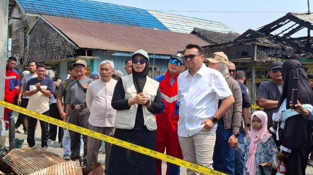 Bupati Kukar, Aulia Rahman Basri beserta OPD Terkait tinjau Posko dan Lokasi Kebakaran Jl. Kartini, Gg. Karya, Tenggarong,Minggu (18/10/26). (Dilla/lingkarkaltim)