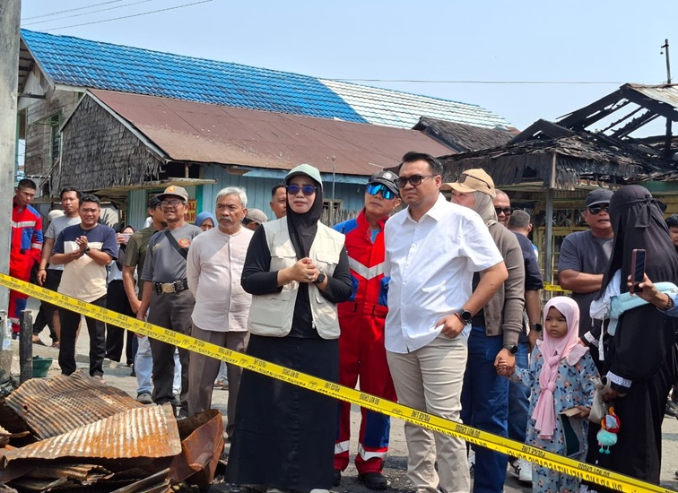 Bupati Kukar, Aulia Rahman Basri beserta OPD Terkait tinjau Posko dan Lokasi Kebakaran Jl. Kartini, Gg. Karya, Tenggarong,Minggu (18/10/26). (Dilla/lingkarkaltim)