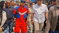 Bupati Kukar, Aulia Rahman Basri dan Kadisdamkarmatan Kukar Fida Hurasani saat meninjau lokasi kebakaran, Jalan Kartini, Gang. Karya Tenggarong, Minggu (18/10/26). (Dilla/Lingkarkaltim)