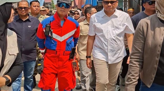 Bupati Kukar, Aulia Rahman Basri dan Kadisdamkarmatan Kukar Fida Hurasani saat meninjau lokasi kebakaran, Jalan Kartini, Gang. Karya Tenggarong, Minggu (18/10/26). (Dilla/Lingkarkaltim)