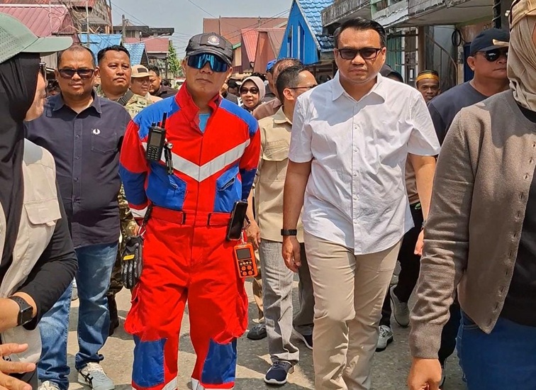 Bupati Kukar, Aulia Rahman Basri dan Kadisdamkarmatan Kukar Fida Hurasani saat meninjau lokasi kebakaran, Jalan Kartini, Gang. Karya Tenggarong, Minggu (18/10/26). (Dilla/Lingkarkaltim)
