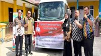 Kepala Dinas Perhubungan Kukar dan  Bupati Kukar Aulia Rahman Basri serahkan bus bantuan untuk Sekolah SLB, Tenggarong. (Doc. Dishub Kukar)