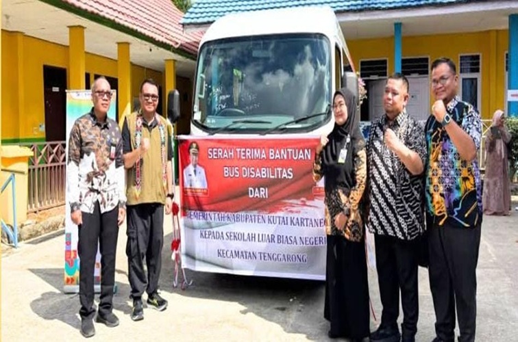 Kepala Dinas Perhubungan Kukar dan  Bupati Kukar Aulia Rahman Basri serahkan bus bantuan untuk Sekolah SLB, Tenggarong. (Doc. Dishub Kukar)
