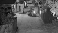 Rekaman CCTV memperlihatkan tiga pria yang diduga mengambil buah mangga milik warga di kawasan Kampung Baru, Tenggarong. (Video: Facebook Putra Sanjaya)