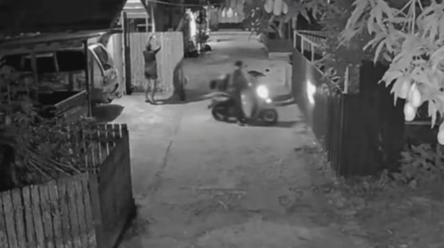 Rekaman CCTV memperlihatkan tiga pria yang diduga mengambil buah mangga milik warga di kawasan Kampung Baru, Tenggarong. (Video: Facebook Putra Sanjaya)