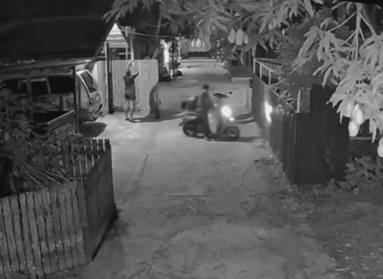 Rekaman CCTV memperlihatkan tiga pria yang diduga mengambil buah mangga milik warga di kawasan Kampung Baru, Tenggarong. (Video: Facebook Putra Sanjaya)