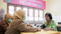 Pemeriksaan kesehatan gratis di salah satu puskesmas. (Dok. Humas Kemensetneg)  