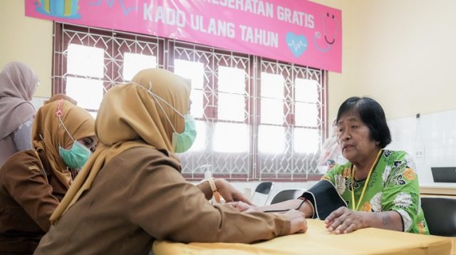 Pemeriksaan kesehatan gratis di salah satu puskesmas. (Dok. Humas Kemensetneg)  