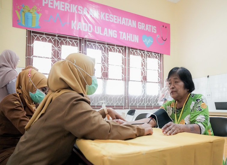 Pemeriksaan kesehatan gratis di salah satu puskesmas. (Dok. Humas Kemensetneg)  