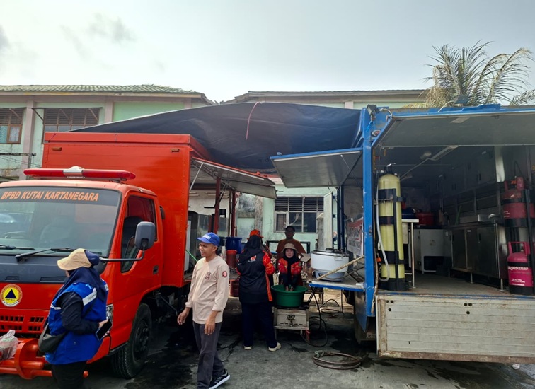 Mobil Dapur Umum Lapangan Dinsos dan BPBD Kukar, Selasa (6/10/26). (Dilla/lingkarkaltim)