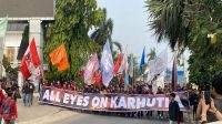 Aksi unjuk rasa di halaman Kantor Gubernur Kalimantan Timur, Rabu, (21/10/2026). (Devi/Lingkarkaltim)