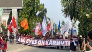 Aksi unjuk rasa di halaman Kantor Gubernur Kalimantan Timur, Rabu, (21/10/2026). (Devi/Lingkarkaltim)
