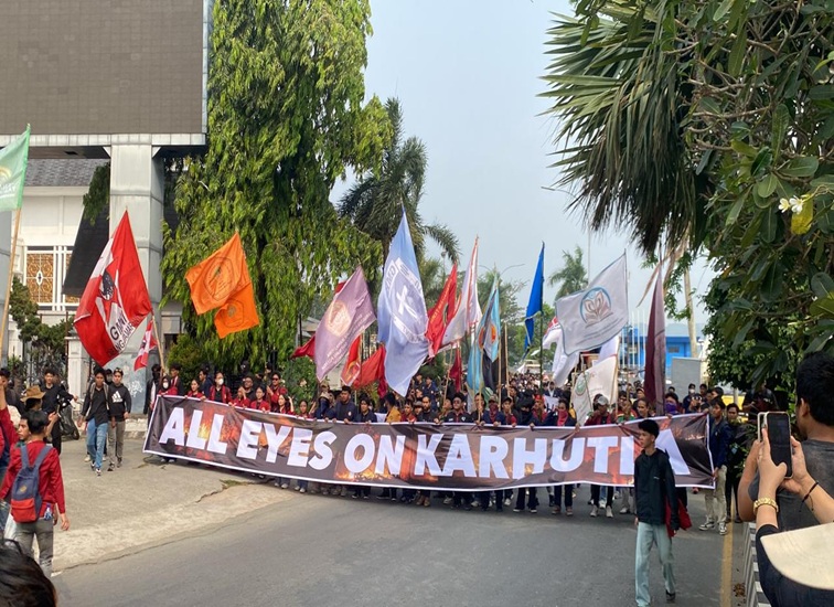 Aksi unjuk rasa di halaman Kantor Gubernur Kalimantan Timur, Rabu, (21/10/2026). (Devi/Lingkarkaltim)