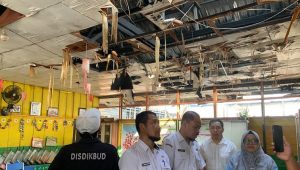 Skeretaris Disdikbud Kukar tinjau SDN 021 Tenggarong yang terbakar, Rabu (14/10/2026) (Rizki/Lingkarkaltim)