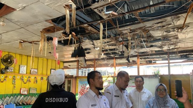 Skeretaris Disdikbud Kukar tinjau SDN 021 Tenggarong yang terbakar, Rabu (14/10/2026) (Rizki/Lingkarkaltim)
