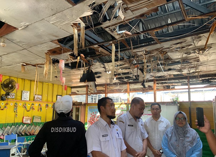 Skeretaris Disdikbud Kukar tinjau SDN 021 Tenggarong yang terbakar, Rabu (14/10/2026) (Rizki/Lingkarkaltim)