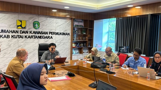 Distransnaker dan OPD terkait lainnya rapat mengenai retribusi Tenaga Kerja Asing. (Dilla/lingkarkaltim)