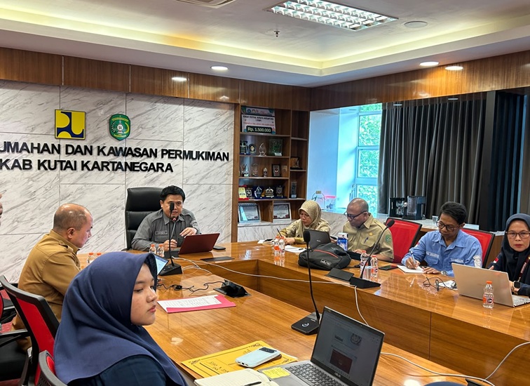 Distransnaker dan OPD terkait lainnya rapat mengenai retribusi Tenaga Kerja Asing. (Dilla/lingkarkaltim)