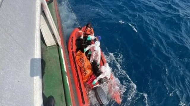 Proses evakuasi korban tenggelam KM Virgo Transport 8. (Dok. tribratanews.polri.go.id)