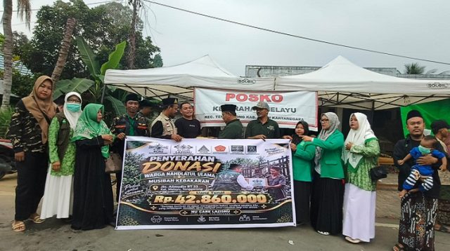Muslimat NU, Fatayat NU, dan Gerakan Pemuda (GP) Ansor dalam kegiatan penggalangan serta penyaluran bantuan bagi para korban kebakaran.(Dok Lazisnu)
