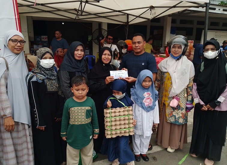 Penyaluran donasi bantuan korban kebakaran.