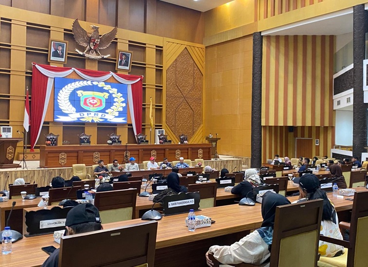 Persatuan UMKM Berdaya (PUMKMB) bersama pihak penyelenggara acara (event organizer) mendatangi Gedung DPRD Samarinda pada Selasa (27/10/2026) untuk menyampaikan aspirasi dan menuntut kepastian nasib perdagangan di ikon baru Kota Tepian. (Devi/Lingkarkaltim)