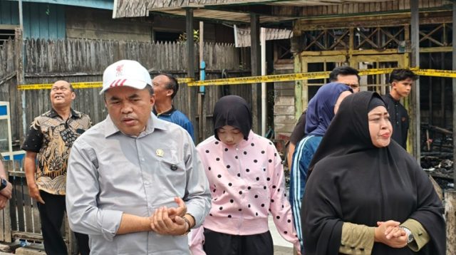 Ketua DPRD Kukar tinjau lokasi kebakaran di Delta-Kartini, Jum (16/10/2026) (Rizki/Lingkarkaltim)