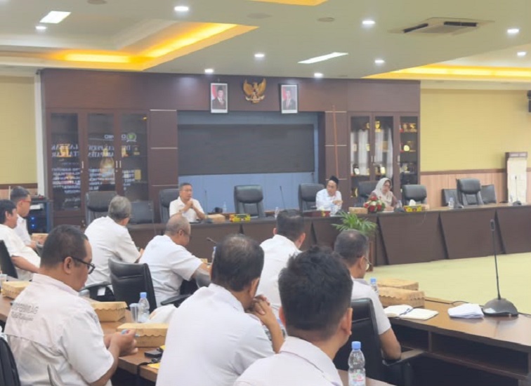 Ketua DPRD Kukar, Ahmad Yani saat memimpin rapat diruang Banmus DPRD Kukar.(Achmad/Lingkarkaltim)