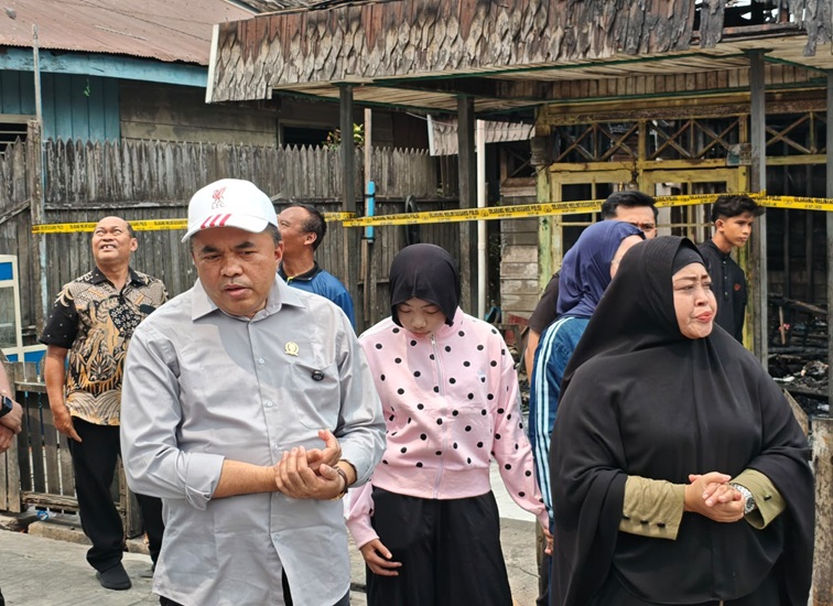 Ketua DPRD Kukar tinjau lokasi kebakaran di Delta-Kartini, Jum (16/10/2026) (Rizki/Lingkarkaltim)