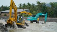 Penanganan bencana dengan mengerahkan alat berat untuk perbaikan alur Sungai. (dok. Kementerian Pekerjaan Umum)