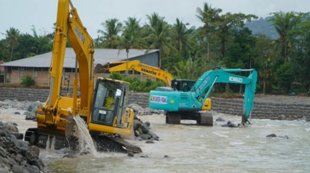 Penanganan bencana dengan mengerahkan alat berat untuk perbaikan alur Sungai. (dok. Kementerian Pekerjaan Umum)
