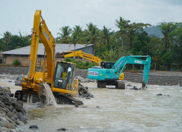 Penanganan bencana dengan mengerahkan alat berat untuk perbaikan alur Sungai. (dok. Kementerian Pekerjaan Umum)