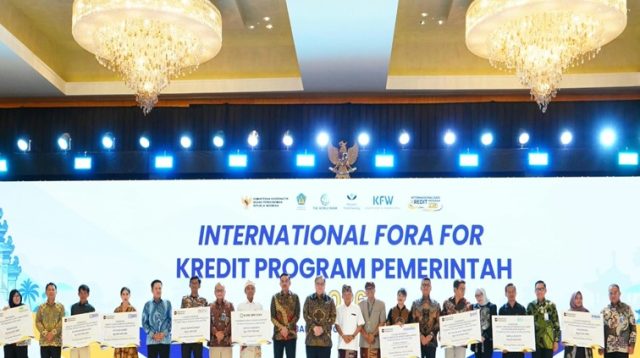 Foto bersama pada acara International Fora for “Kredit Program Pemerintah” 2026 di Nusa Dua, Bali, Kamis (29/10/26). (Dok. Kemenko Bidang Perekonomian  RI)