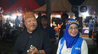 Di tengah aktivitas pameran, Wakil Bupati Berau, Gamalis, didampingi Ketua TP PKK Kabupaten Berau, Sri Aslinda Gamalis, mengunjungi sejumlah stan pada Kamis (22/10/2026) malam. (Nadzriel/Lingkarkaltim)