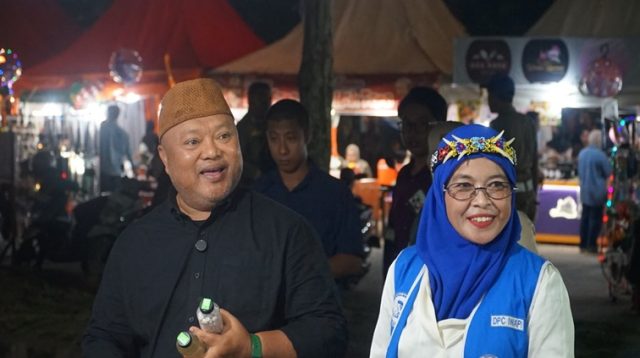 Di tengah aktivitas pameran, Wakil Bupati Berau, Gamalis, didampingi Ketua TP PKK Kabupaten Berau, Sri Aslinda Gamalis, mengunjungi sejumlah stan pada Kamis (22/10/2026) malam. (Nadzriel/Lingkarkaltim)