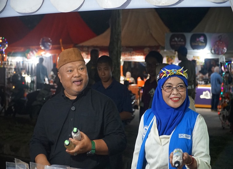Di tengah aktivitas pameran, Wakil Bupati Berau, Gamalis, didampingi Ketua TP PKK Kabupaten Berau, Sri Aslinda Gamalis, mengunjungi sejumlah stan pada Kamis (22/10/2026) malam. (Nadzriel/Lingkarkaltim)