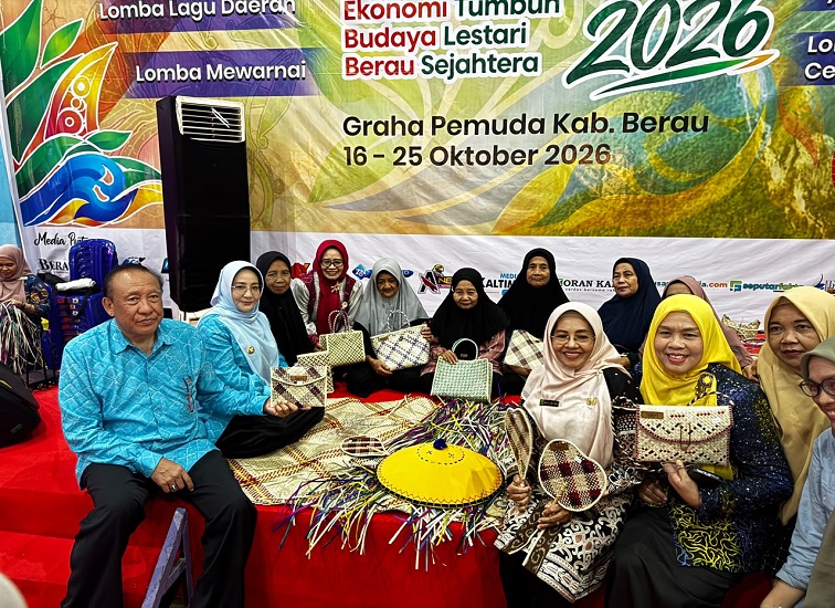 Pelaku UMKM Bisa Urus NIB, Sertifikasi Halal Hingga Konsultasi Pembiayaan Di Stan Diskoperindag Berau.(Nadzriel/Lingkarkaltim)