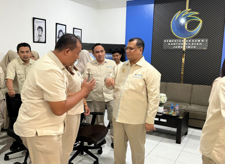 Irjen KemenHAM, Farid Junaedi saat memberikan arahan penguatan kinerja dan profesionalisme ASN di Kanwil Jawa Timur, Kamis, (8/10/26). (Dok. KemenHAM RI)