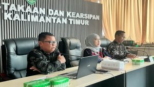 Kepala Bidang Pengembangan Perpustakaan dan Pembudayaan Kegemaran Membaca DPK Kaltim, Hana Iriana (tengah).(Devi/Lingkarkaltim)