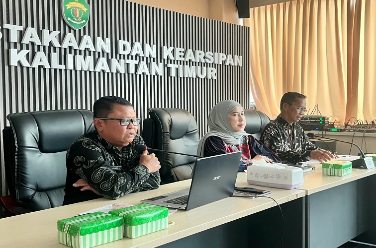 Kepala Bidang Pengembangan Perpustakaan dan Pembudayaan Kegemaran Membaca DPK Kaltim, Hana Iriana (tengah).(Devi/Lingkarkaltim)