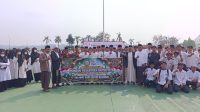 Para Santri di Kukar turut hadir memperingati Hari Santri dilapangan Kantor Bupati Kukar. (Dilla/lingkarkaltim)