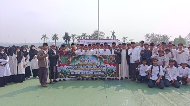 Para Santri di Kukar turut hadir memperingati Hari Santri dilapangan Kantor Bupati Kukar. (Dilla/lingkarkaltim)