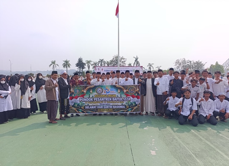Para Santri di Kukar turut hadir memperingati Hari Santri dilapangan Kantor Bupati Kukar. (Dilla/lingkarkaltim)