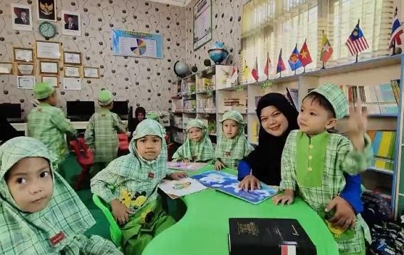 Kunjungan rutin ke Perpustakaan Ibnu Sina, yang berada di SDIT Nurul Ilmi Tenggarong.(Dok. TK IT Nurul Ilmi 1 Tenggarong)