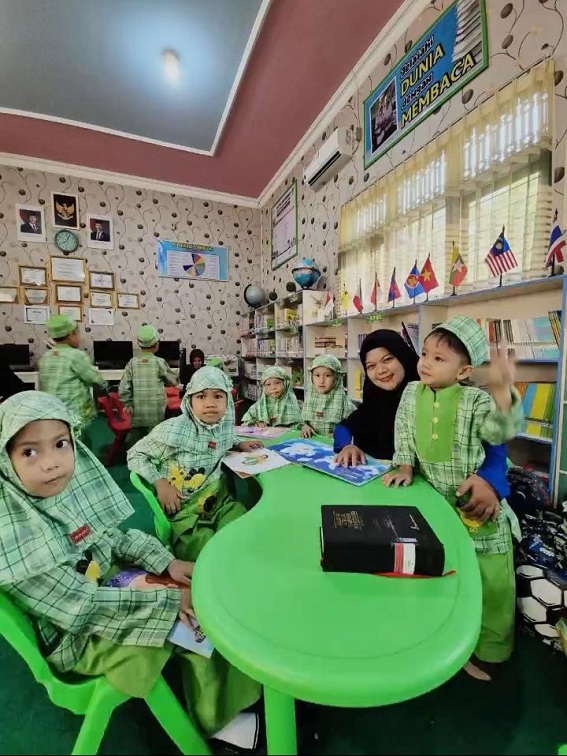 Kunjungan rutin ke Perpustakaan Ibnu Sina, yang berada di SDIT Nurul Ilmi Tenggarong.(Dok. TK IT Nurul Ilmi 1 Tenggarong)
