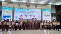 Bupati Kukar Aulia Rahman Basri menyerahkan penghargaan kepada para inovator terbaik dalam Pekan Inovasi dan Kreativitas Daerah Kabupaten Kutai Kartanegara, Selasa (27/10/2026). (Dilla/Lingkarkaltim)