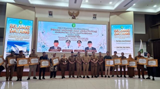 Bupati Kukar Aulia Rahman Basri menyerahkan penghargaan kepada para inovator terbaik dalam Pekan Inovasi dan Kreativitas Daerah Kabupaten Kutai Kartanegara, Selasa (27/10/2026). (Dilla/Lingkarkaltim)